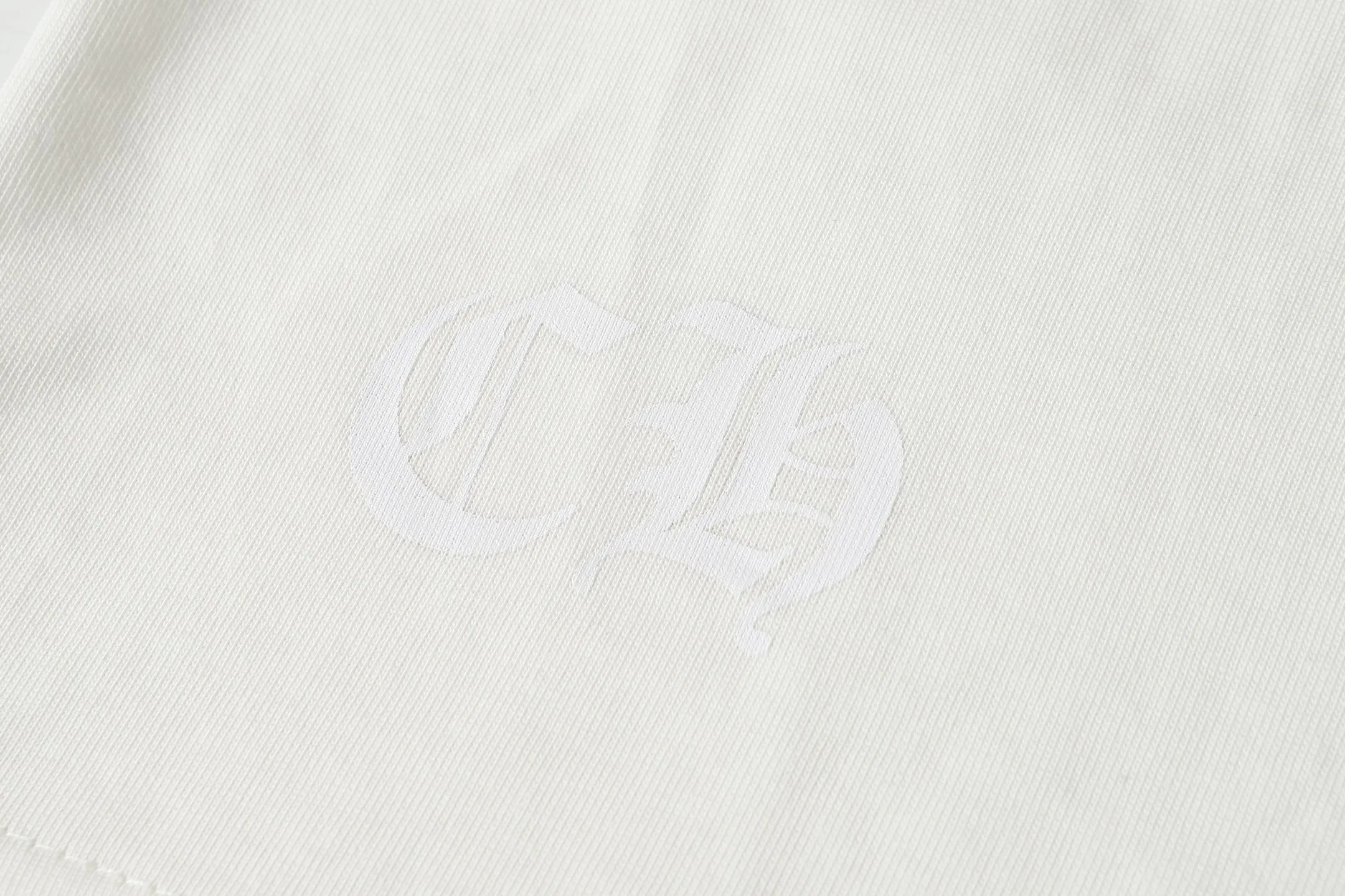 P160 Chrome Hearts CH Chrome Hearts Color Overlay Cross Print Short Sleeve T-shirt Uses direct injection imported machine printing. Hardware and accessories are all milled and customized. Correct configuration. Black 2025 Chrome Hearts ZP packaging. 260 grams of custom dyed double yarn cotton. Large version. Loose and stylish. Different from lower versions, slim and long version with upper body and hip stretch. 100% commitment: top quality. Not fast food. Highest version on the market. Top quality - different from ordinary versions on the market. If you care about quality, you should also respect the price. Absolutely 0 after-sales service and 0 return rate so far. It’s hard not to love the style - 260g double yarn cotton custom dyed fabric - Correct high-density main mark, washed tag, hand-sewn